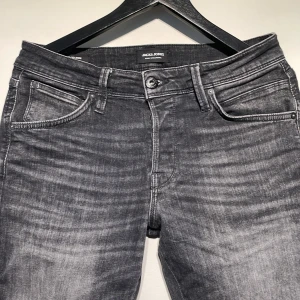 Jack and Jones slim fit jeans 30/32🔥 - I princip helt nya jeans i stretch material🔥nypris 899 kr mitt pris 300 kr🔥skick 10/10🔥skriv om ni har funderingar eller behöver fler bilder🔥tar byten🔥passar till någon 175 cm - 180