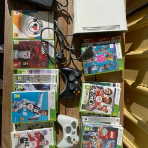 Xbox 360 två kontroller och massa spel - MÖTER ÄNDAST UPP!!!! BOR I KUNGSBACKA NÄRA GÖTEBORG OCH VARBERG Skick 7/10 perfekt födelsedagspresent för detta pris de mesta är sportspel men finns några Legospel.
