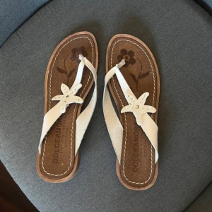 Flipflops - Fina flipflops/sandaler som tyvärr är lite för små för mig 🤍 Skulle säga att de är mellan storlek 39 och 40. Skriv ifall du har frågor! 🤍