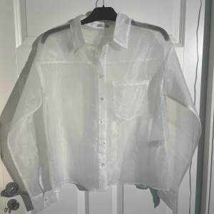En fin vit genomskinlig skjorta från Nelly! Storlek 38/M. Aldrig använd! ✨