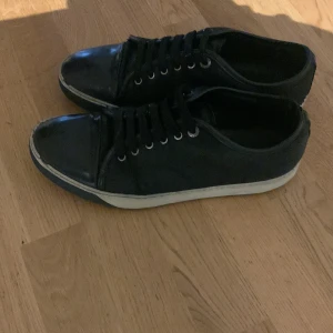 Lanvins - Ett par schyssta lanvins i storlek 43. Skon är i sådär skick men har ändå mycket kvar att ge. Skon är lite skadad innuti så det känns lite klumpigt att gå i dom därav priset. Nypris: 4500kr mitt pris: 800kr men pris kan diskuteras. 