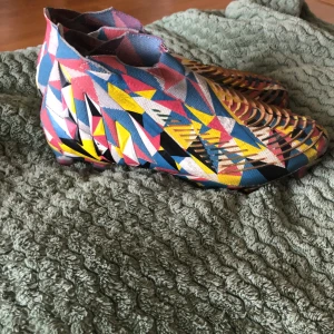 Fotbollsskor  - Skick: 5/10 användarna i 4 månader och är Limited Edition!!!