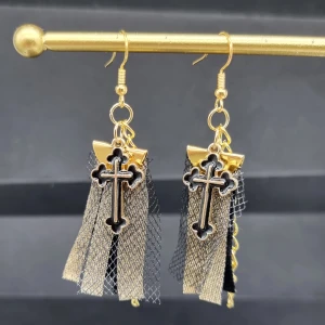 Handgjorda örhängen  - Handgjorda örhängen●Följ :@ekjewelryofficial🤲 ● 💎Material- zinklegeringar, textil ●Örhängeskrokar -rostfritt stål. Nickel fri. Längd -7cm.  Köp för  50kr/paret
