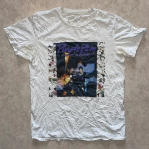 Prince graphic tee - Sjukt snygg Prince - purple rain graphic T-shirt. Köpt på bengans i Sthlm. Storleken är oklar men sitter typ som S. Frågor? Skriv i DM. 🤙
