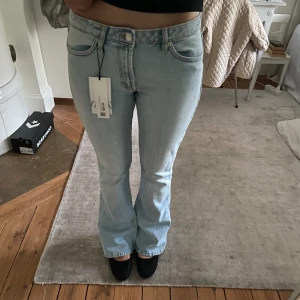 Lågmidjade zara jeans - Ljus lågmidjade zara jeans i nyskick med lapparna kvar. Storlek 38. Bootcut/ flare