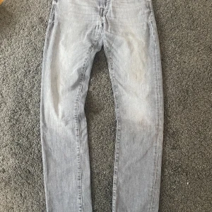 Jack&jones jeans - Säljer dessa gråa Jack&jones jeansen i modellen (slim fit Glenn) i storlek 28/32. I bra skick
