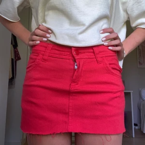 Röd jeans kjol - Har klippt av den själv så snygg!!