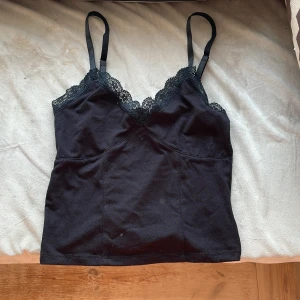 spetslinne - fint spetslinne som inte passar❤️ använt enstaka gång, bra skick (nypris 100)