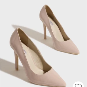 Klackskor  - Oanvända pumps från Nelly i storlek 38 hann inte göra retur  