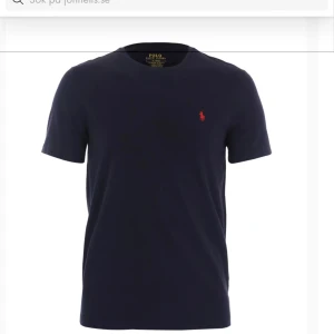 Raulph Lauren tröja  - Säljer min snygga raulph Lauren t-shirt då den är lite stor för mig Knappt använd och inga defekter 