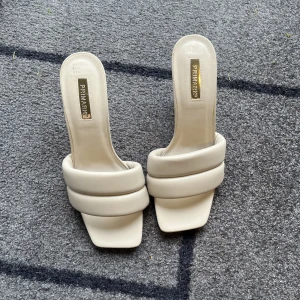 Beiga låga klackskor  - Säljer ett par beiga klackskor, låg klack. Aldrig använda, strl 39.