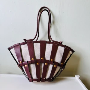 Shopping väska - Shopper i jute bland canvas. Storlek H29, B33 Från H&M. Original pris 500,fanns inte längre. Säljer för att passar inte min stil. Jättebra kvalitet. 