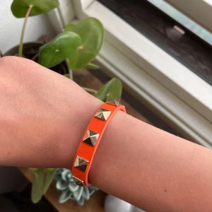 Orange nit armband 🧡 - Säljer detta jättefina oranga nitarmbandet från Dark. Använd 3 gånger. Går att Justera storlek. Köpte för 499 kr säljer för 150 kr. 