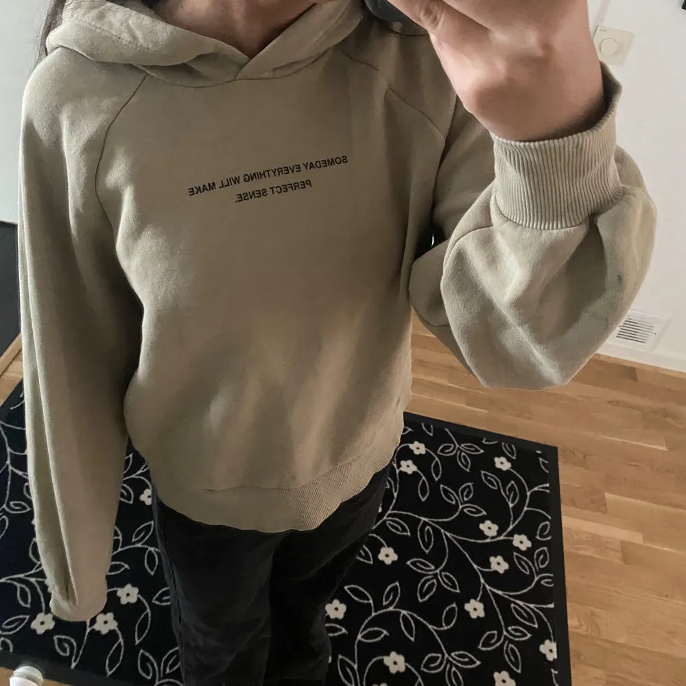 Säljer min hoodie som har kommit till användning en del, men fortfarande i fint skick och inga defekter! Storlek xs passar mig som bär S! 💗 Hör gärna av er via intresse eller frågor!!. Hoodies.