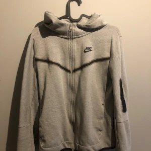 Nike tech fleece grå - En helgrå Nike tech fleece i ett underbart skick för att vara begagnad och ny 9.5/10, den är i storlek 158-170cm 