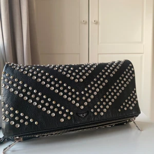 Zadig&voltaire Väska - Säljer min superfina unika väska från Zadig då den inte kommer till användning längre☺️. Jag köpte den för ca 2 år sedan. Vissa nitar har tappt färgen litegrann och 2 nitar har tyvärr ramlat av därav det låga priset. 💕 Nypris 4000kr .