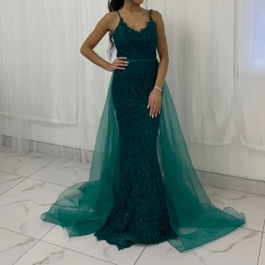 Festklänning/Balklänning - Festkänning med avtagbar kjol. Köpt från dressroom i Göteborg. Använd endast vid ett tillfälle i några timmar.   