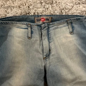 Vintage jeans!  - Ett par SÅ snygga jeans köpta second hand, de har så fina detaljer på framsidan. Tyvärr passar de ej mig. Märket är ”boom town jeans”, storlek 34. Priset går att diskutera, så våga pruta! Om ni har frågor är det bara att kontakta mig 💗
