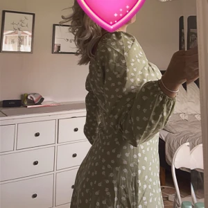 Sommarklänning  - Säljer denna fina klänningar då den tyvärr inte kommit till användning. Passar mig i längden och jag är 178 cm. Den är använd ca 2-3 gånger så som ny. Det är stolek L men skulle mer säga att det är en M. Hör gärna av er vid frågor eller fler bilder❤️