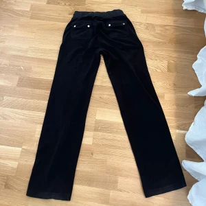 Juicy Couture  - Säljer ett par jättefina byxor från juicy coutur, de är ganska använda därför priset är låg.🤍