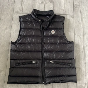 Moncler väst - Moncler gui väst  Strl 3 Kvitto borta men du kan kan kolla upp nummer!