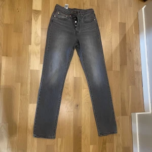 Levis Jeans - Grå Levis jeans som är andvända en gång, har hög midja. Säljer då jag inte tyckte om modellen på mig