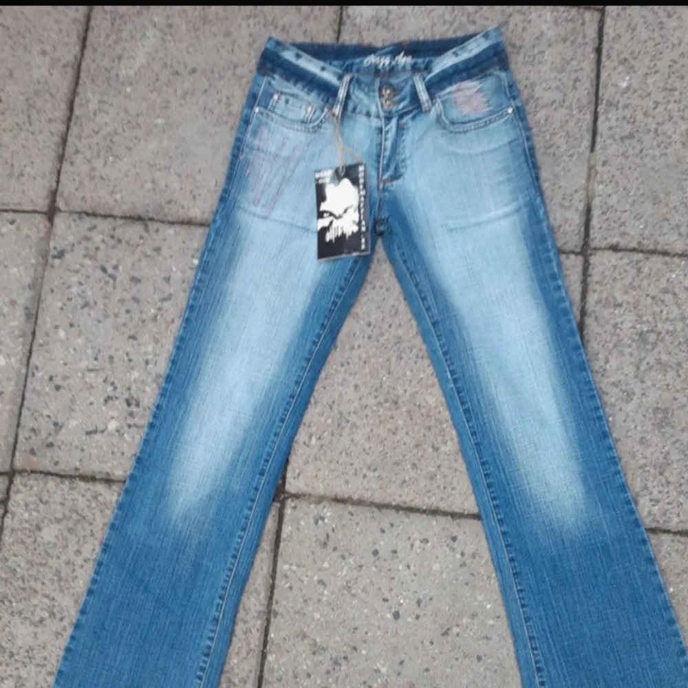 Super snygga jeans från crazy age, aldrig använda har prislapp kvar. Har dock en liten fläck vid rumpan som jag inte vet om det går bort. Storlek 27!. Jeans & Byxor.