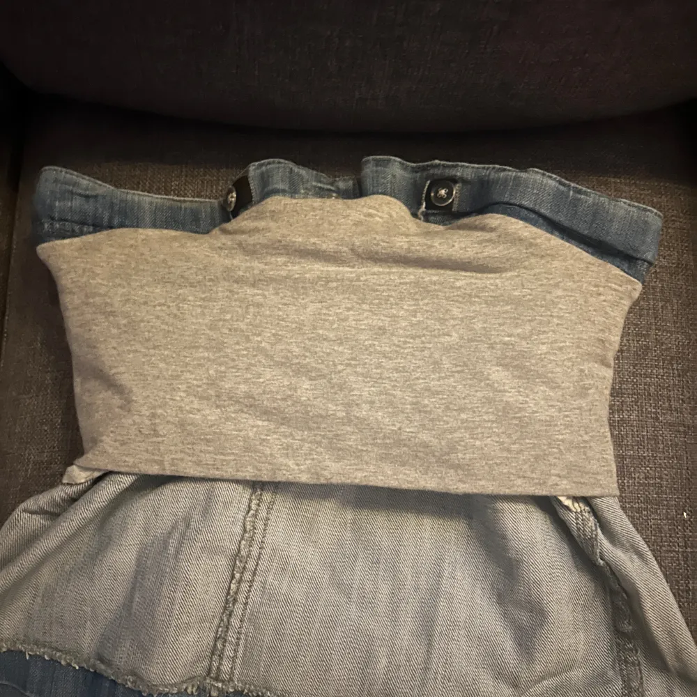 Jag säljer denna jeans kjol med dekorerade bakfickor eftersom att den inte kommer till användning längre, den är i väldigt bra skick men använd några gånger. Inuti är det lite mjukis material. . Kjolar.