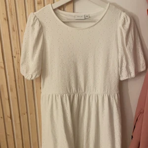 Vila Sommarklänning - Använd 1 gång, Nyskick. Säljer eftersom jag inte använder klänningar☺️