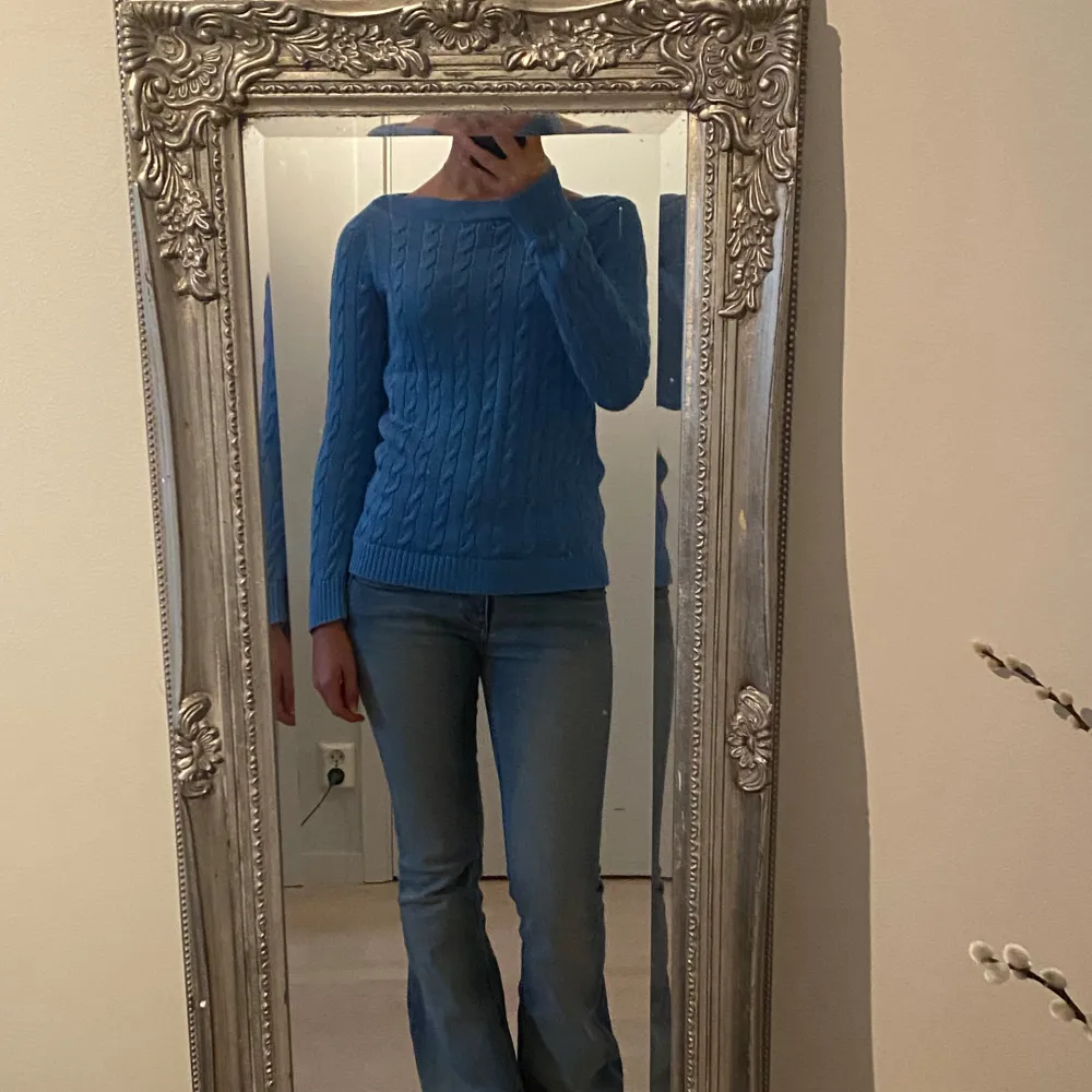 Intressekoll på denna jättesnygga Ralph Lauren tröja i en ljusblå/blå färg, sitter jättesnyggt på!. Tröjor & Koftor.