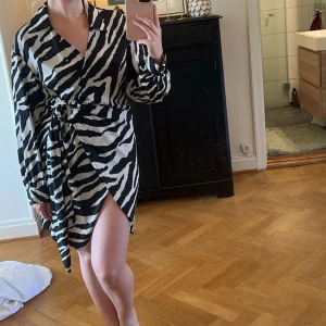 Knytklänning - Super fin klänning från zara, använd fåtal gånger❤️