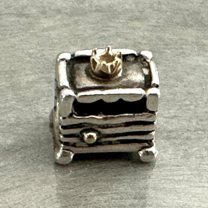 Pandora berlock  - Silver 925 ALE. Prinsessan på ärten. Säng med en liten ärta mellan madrasserna och en söt prinsesskrona på toppen👑