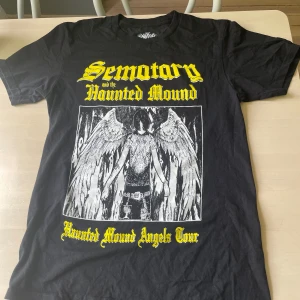  Sematary bloody angel T-Shirt - *Skicka bud* En helt ny extremt sällsynt Sematary T-shirt🎃🌲 Köpt på Sematary & Haunted mound angels tour detta år. Använd 1-2 ggr.  Billigaste priset man kan hitta. Kan också bytas mot en Haunted mound polo. Jag på bilden är 182 cm