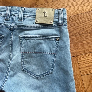Tramarossa Jeans (Slim fit) - Ljusblåa Tramarossa Jeans i Slim fit modellen ”Michelangelo”, stl 29. Köpta för 3700 kr, mitt pris 699 kr. Skriv vid frågor eller funderingar!