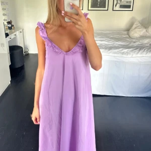 långklänning  - lila långklänning från H&M, köpt på plick men får ej användning för den, storlek S