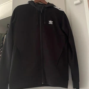 Adidas zip hoodie - Storlek M, Bra skick, Säljer för att den är för stor