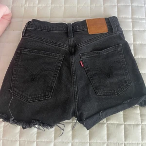 Jeansshorts  - Snygga Levis shorts som tyvärr blivit för små..🥰