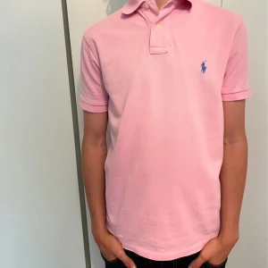 Polo piké - Inga defekter på tröjan, använd ett par gånger men det är inte märkbart! Pris kan diskuteras