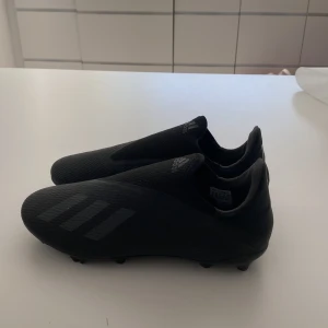 Adidas x fotbollsskor  - Väldigt bra skick aldrig använda. Nypris 700kr. 