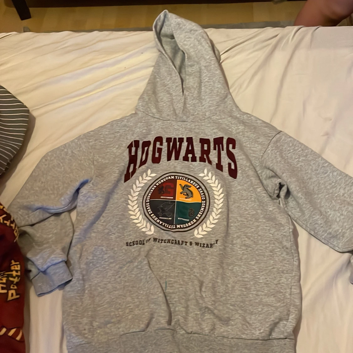 Grå hoddie med tryck