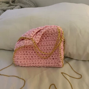 Väska  - Egenvirkad Stella McCartney liknande väska, i ljus rosa färg med guldkedja ❤️