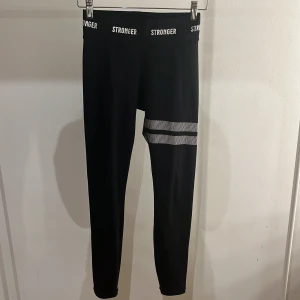 Stronges Thights - säljer dessa snygga Strongers som tyvärr har blivit för små💕Dom är hela och inga defekter och dom är i storlek small🥰💕☺️✌️