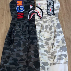 Priset kan diskuteras vid snabb affär  - Äkta babe hoodie säljer den på grund av att den blev lite på mig den använd i bra skicka. Den vita inte svarta. 