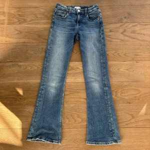 Bootcut jeans 💕 - Blåa bootcut jeans från Gina Tricot (Young) - Storlek: 152               Skick: Använd, men inga skador eller fläckar på tyget 