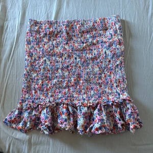 Kjol - Supersöt blommig kjol med smock i stl s, väldigt strechig. Säljer för 50kr❤️