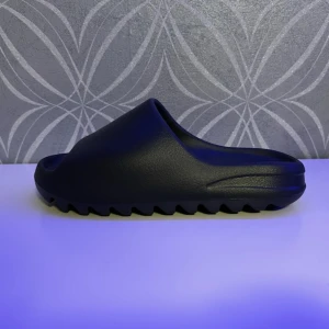 Yeezy Slide Onyx - Säljer mina Yeezy slides då dom inte används. Pris kan diskuteras vid snabb affär. Skicka dm vid frågor
