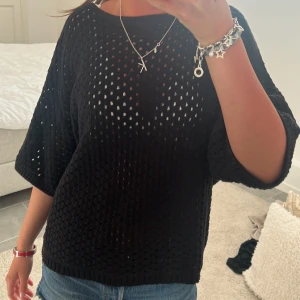 Tröja - Supersnygg hålstickad tröja som tyvärr inte kommer till användning. Superbra skick och knappt anvönd ❤️❤️