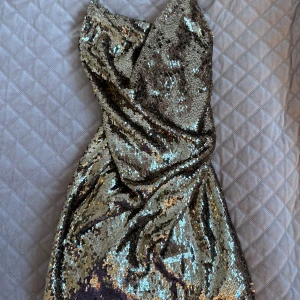 Asos-klänning - Kort Asos-klänning med paljetter, använd endast en gång. Väldigt god skick. 