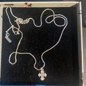Silverpläterat halsband med ett kors från pilgrim, nypris är 449, 39 cm kedja+9 cm förlängning, jätte fint skick, som ny!