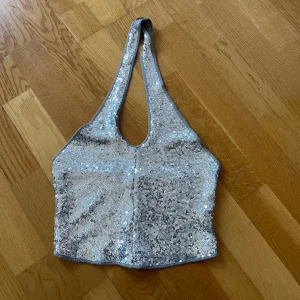 Silver topp stl S men mer som XS från Gina tricot  - Silver topp stl S men mer som XS från Gina tricot i bra skick 70 kr, köparen står för frakten 